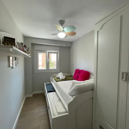 Cozy In Stylish Flat Just Steps From The Проживание в семье