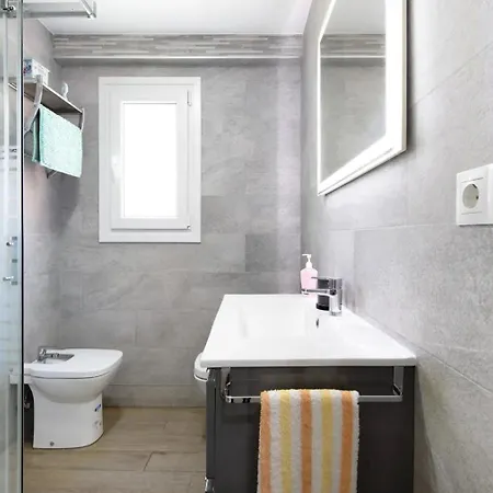 Cozy In Stylish Flat Just Steps From The Homestay